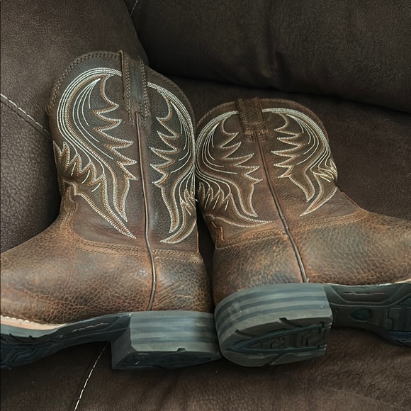 Ariat Brown Cowboy & Western Boots with Intricate Stitching and Square Toe - Picture 5 of 5
